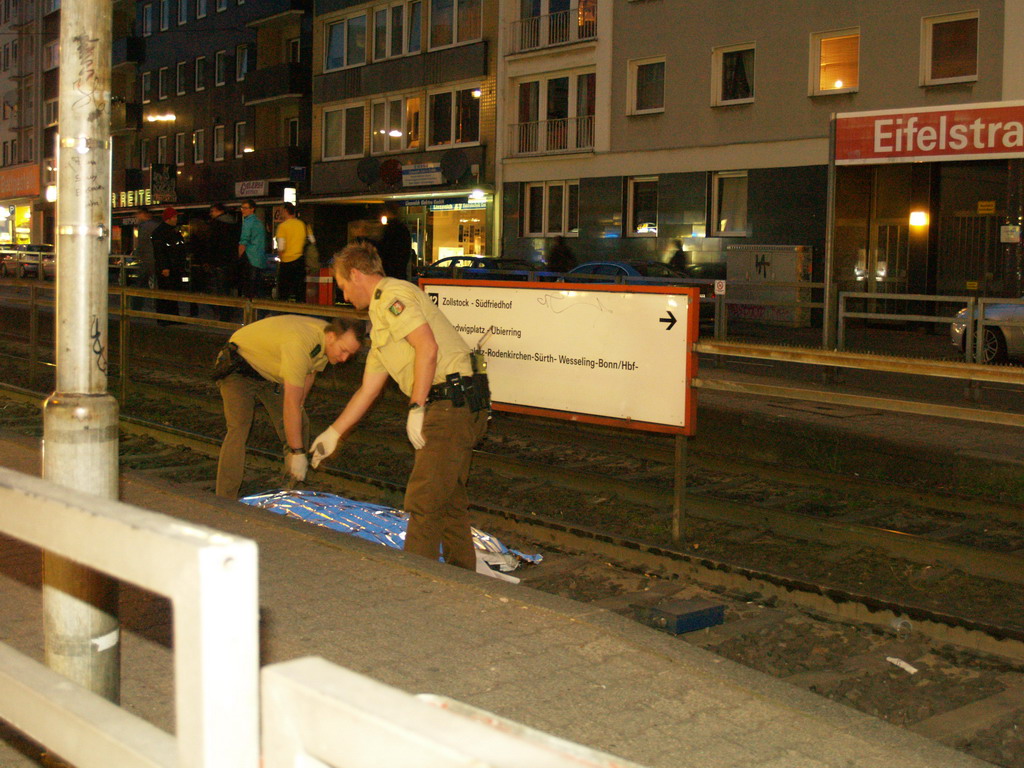 Person unter KVB Bahn Koeln Eifelstr P11.JPG